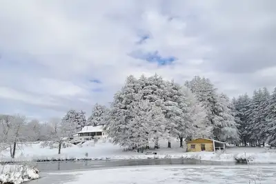 Image de Maison vue sur lac privé en moyenne montagne. Au calme au cœur de la nature!