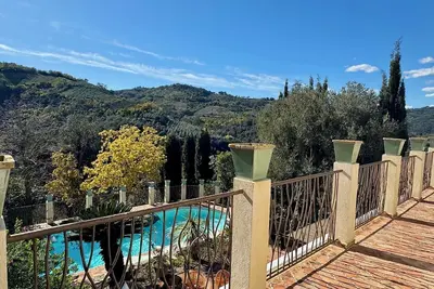 Image de Maison provençale entre mer et montagne. \nPiscine
