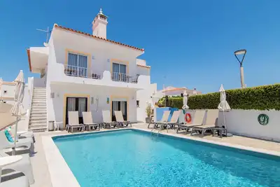 Image de Studio Cosy avec Terrasse & Piscine – Proche Plage, Strip & Vieille Ville – Wi-Fi