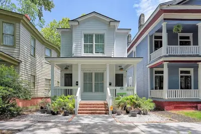 Image de Fun & Renovated Artsy Downtown Apt Dog Friendly with Fully Fenced Backyard and Private Parking