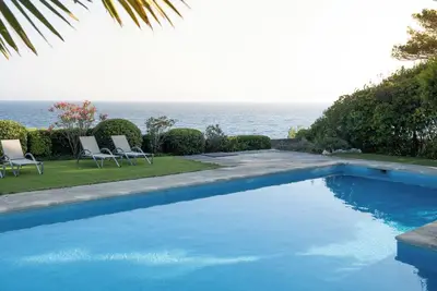 Image de La Roche Bleue - Villa vue mer exceptionnelle piscine jardin bord de mer parking