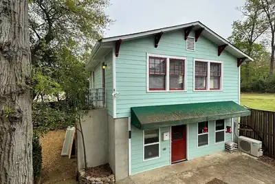 Image de Charming detached apartment in the heart of 5Points with WiFi and Ac