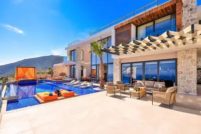 Image de Villa for 12 w/fantastic views, large heatable infinity pool, quite location