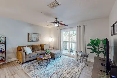 Image de Spacious condo with  private balcony, pool, W/D and Wifi