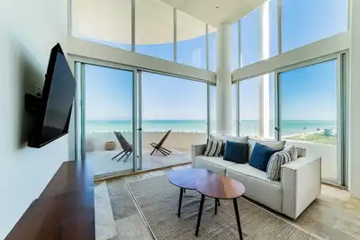 Image de Cozy seaside retreat with shared pool, gym, and stunning views