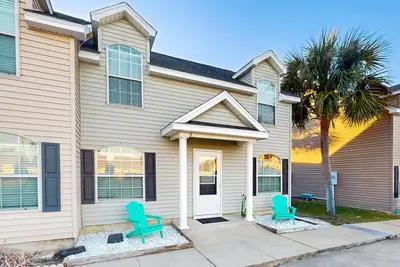 Image de Beautiful townhouse with pool, central Ac, patio and close to everything