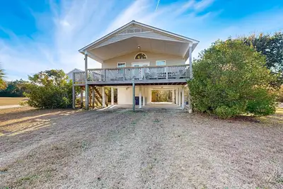 Image de Coastal home with large deck, close to beach and local attractions