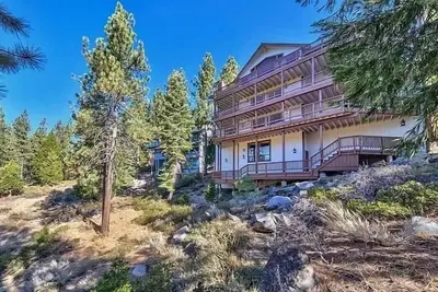 Image de Luxury lake-view home with spacious deck, sauna, golf room, & wet bar