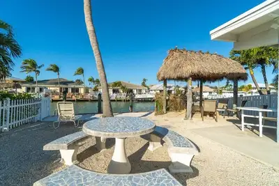Image de Coastal Charm Awaits: 2-Br Duplex in Key Colony Beach Dock & Cabana Club Access