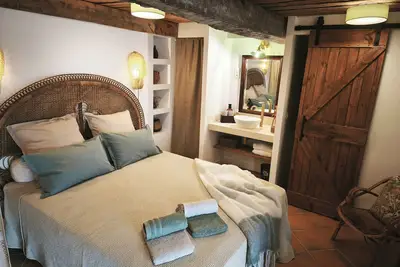 Image de Cabanon provençal, piscine et jacuzzi partagés