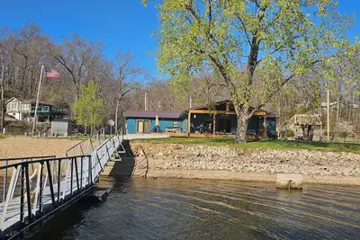 Image de Updated 4 bedroom 2 bathroom lakeside cabin with large dock for rent.