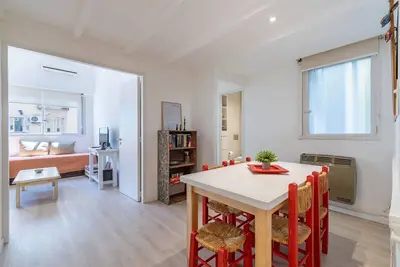 Image de Spacious & Bright 2-Bedroom | Close to Everything