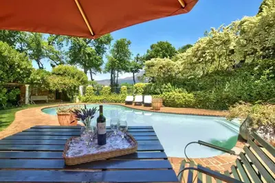 Image de Picturesque 2-Bedroom Cottage with Pool & Vineyard Views in Constantia Cape Town