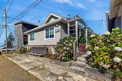 Image de Coastal Retreat in Netarts – Steps from the Beach! w\/ Kayak, Hot Tub, WiFi