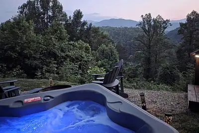 Image de Get an Altitude Adjustment. Hot Tub! Dog friendly. Views! Tubing, waterfalls