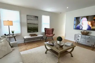Image de Spacious 5-bdrm, 2-bathrm 2-level Home Beach Block. . .