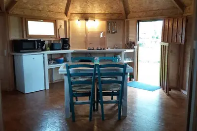 Image de Domaine avec cabanes en bois, proche de la mer, mini-ferme, jeux