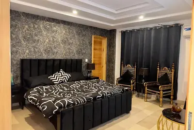 Image de Spacious, cozy modern elegant