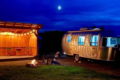 Image de \"Firefly\" Airstream is a unique base from which to explore the entire Finger Lakes Region