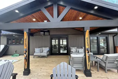 Image de Luxury Lakefront 2br, 3ba – Hot Tub, Firepit, Lake Views & Private Access!