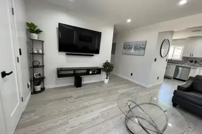 Image de Cheerful new 2-bed 2-bath, Ev charger & backyard