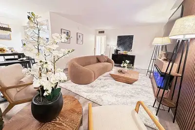 Charming 2-bedroom apartment in soothing Alhambra with WiFi, Ac