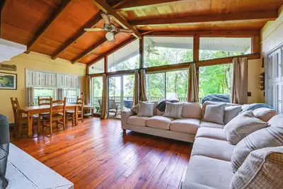 Image de Waterfront Nolin Lake Gem: Guest House & Balcony