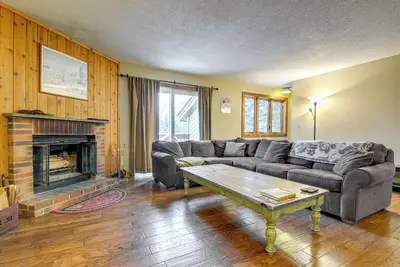 Image de < 1 Mi to Mt Snow: Charming Condo w/ Fireplace