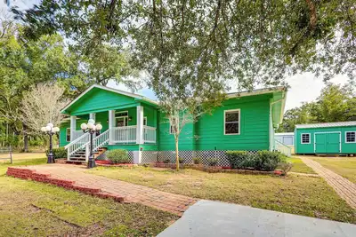 Image de 2 Mi to Fairhope Pier: Home w/ Large Yard!