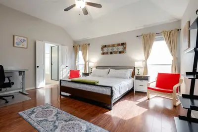 Image de Big 4 Bdrm 2 Bath, Private 15' Swim Spa, Hot Tub, Fenced Private Yard, Big Trees