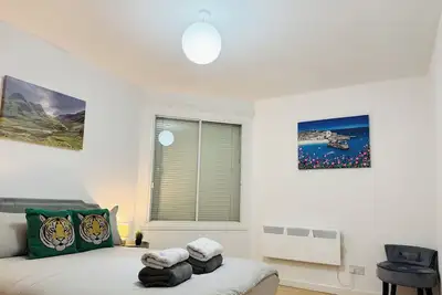 Image de Cozy Retreat at Prime location with Free parking
