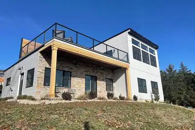 Image de Brand New 4 bedroom 3. 5 bath retreat in Williamstown, Ky with large rooftop deck