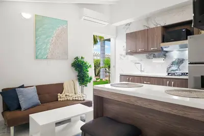 Image de Modern 2 Bedroom Apartment in Noord - With garden and pool - Ideal location