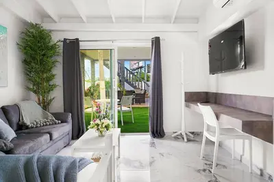 Image de Homey 1 Bedroom Apartment in Noord - Stay cool and comfortable.