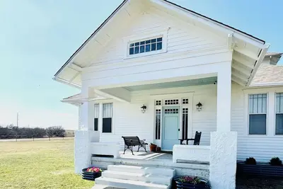 Image de Charming, Fully Restored Farmhouse on Acreage
