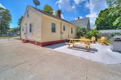 Image de Cute Cape Cod House!