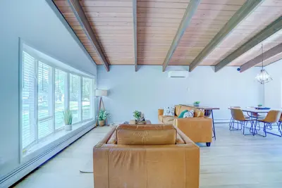 Image de Mid-Century Modern with a \"Star Wars\" Twist