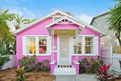 Image de Sauna; Bar; Beach; Walk Downtown; Courtyard; Artsy; Family and Pet Friendly