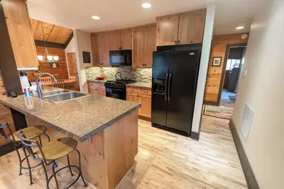 Image de Updated 2/2 + loft Cabin with Rec Passes, Hot Tub - Pol10