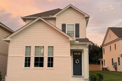 Image de Available for Rush~ New Home in Oxford Commons - 1. 5 m to square & 3 m to campus
