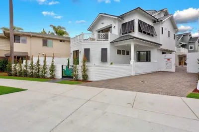 Image de Ocean views / Walk to Beach & Town!