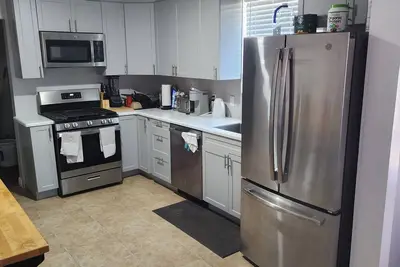 Image de Room W/ Private bathroom inside house in a quiet neighborhood.