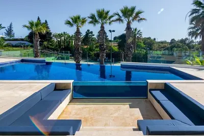 Image de Sleek Contemporary Villa with Premium Amenities