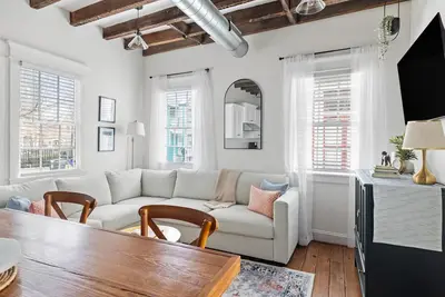 Image de Beautifully restored historic condo in Elliotborough +Parking included
