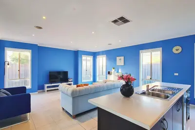 Image de Blue Home/Comfy/Peaceful/3b House/Train Station/Parks/Sports