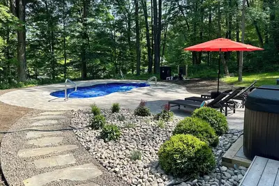 Image de Saugerties Cabin close to Hits with a Hot Tub 3br
