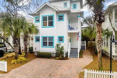 Image de 30a Retreat - Walk to Beach, Pool, & Gulf Place - Sleeps 11