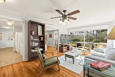 Image de Woodland Wonderland, Downtown, Spacious, Brick Rancher