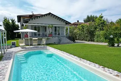 Villa à Marina Di Pietrasanta avec 5 chambres à coucher, 11 couchages