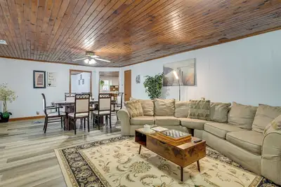 Image de Deck & 2-Acre Yard: Quiet Getaway in Crandall!